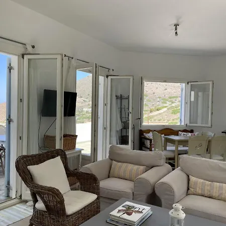 Amazing Villa Overlooking Syros Finest Beach וילה *